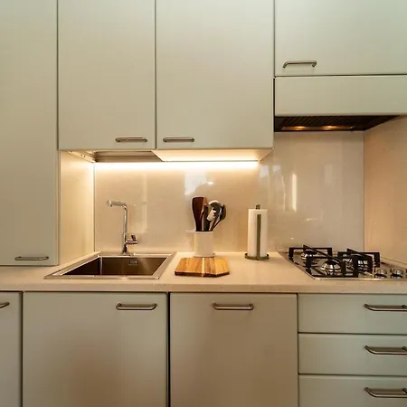Bright With Private Garage Apartamento