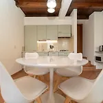 Bright With Private Garage شقة تْشيرنوبيو