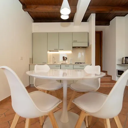 Lägenhet Bright With Private Garage Cernobbio